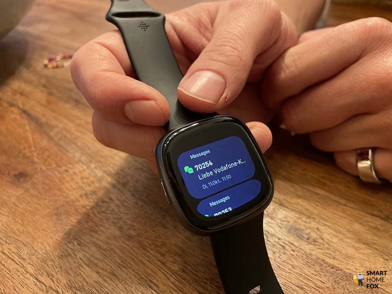 Man sieht eine eingegangene Nachricht auf der Fitbit Versa 4.